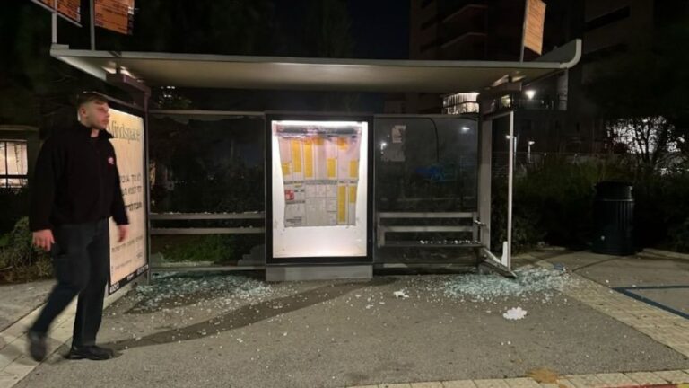 נזק נגרם לתחנת אוטובוס בחיפה מפגיעת רסיס טיל (צילום: דוברות עיריית חיפה)