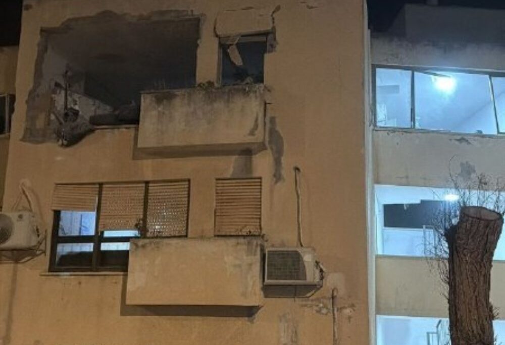 נזק בבניין שנפגע מטיל בנשר (צילום: לפי סעיף 27א לחוק זכויות יוצרים)