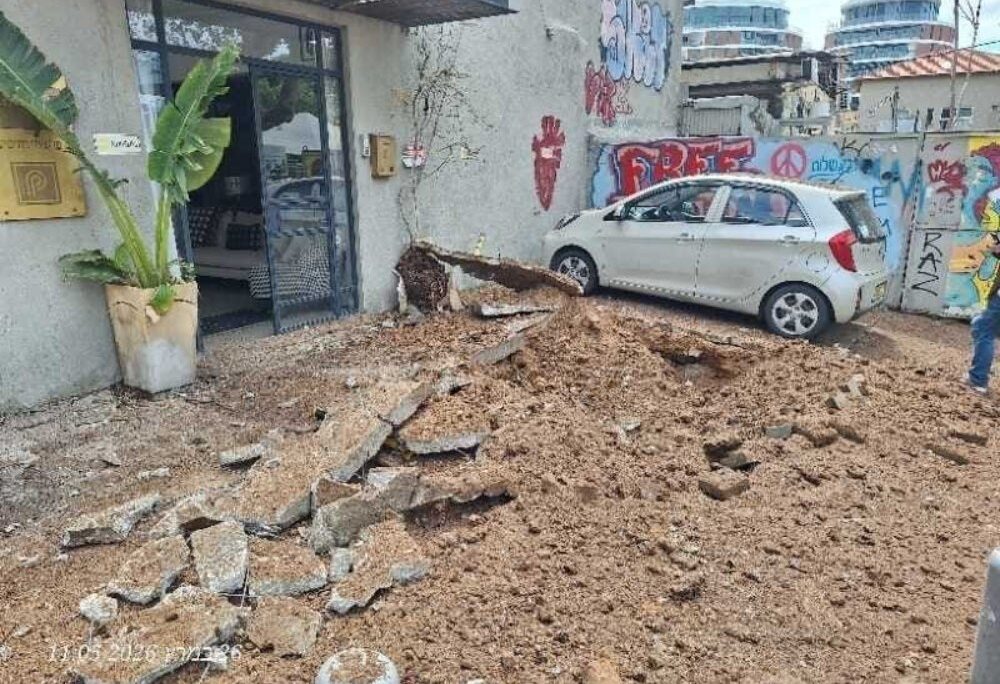 זירת נפילת רסיס טיל איראני בתל אביב (צילום: לפי סעיף 27א לחוק זכויות יוצרים)