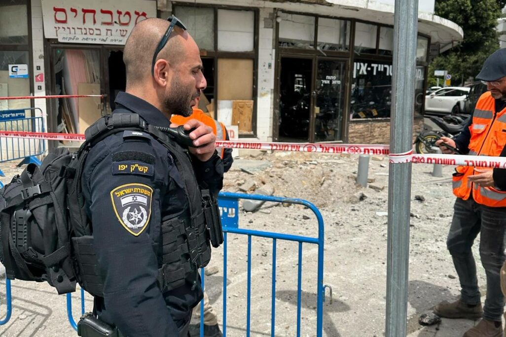 שוטרים בזירת נפילה של רסיס טיל איראני בדרום תל אביב (צילום: דוברות המשטרה)