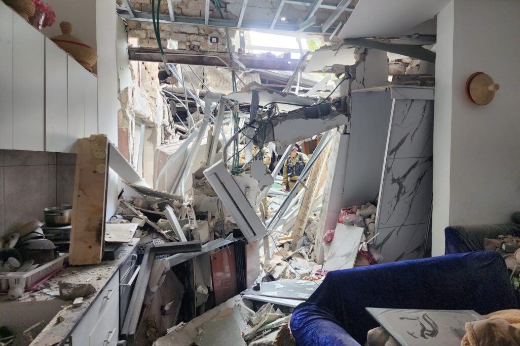 נזק בזירת נפילה של רסיס מטיל איראני בדרום תל אביב (צילום: דוברות המשטרה)