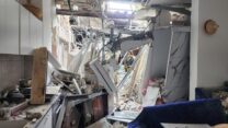 נזק בזירת נפילה של רסיס מטיל איראני בדרום תל אביב (צילום: דוברות המשטרה)