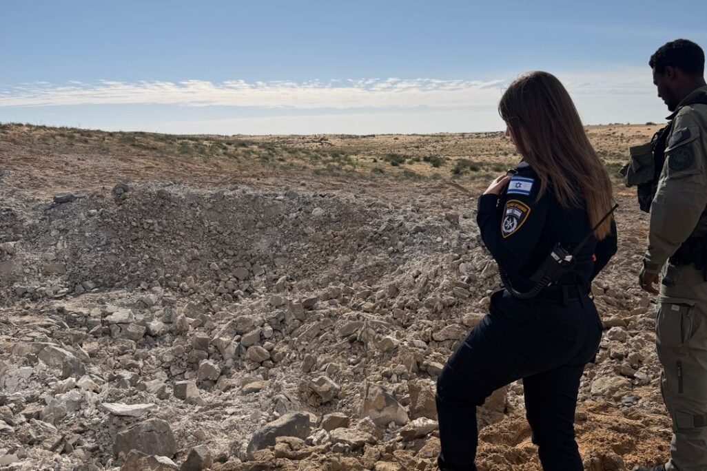 שוטרי וחבלני מחוז דרום, לוחמי מג״ב וצוותי כוחות חירום והצלה, עורכים סריקות במספר זירות בהן אותרו שברי יירוט ורסיסים שנפלו בגזרת מרחב הנגב (צילום: דוברות המשטרה) שוטרי וחבלני מחוז דרום, לוחמי מג״ב וצוותי כוחות חירום והצלה, עורכים סריקות במספר זירות בהן אותרו שברי יירוט ורסיסים שנפלו בגזרת מרחב הנגב (צילום: דוברות המשטרה)