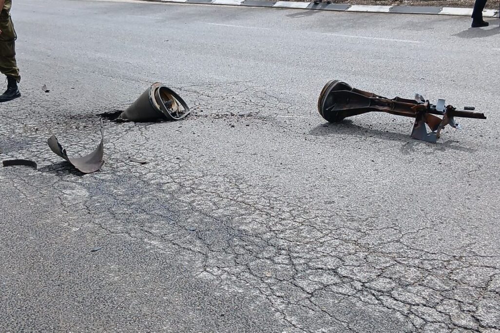 נפילת רסיסים בצומת קרית אתא (צילום: לפי סעיף 27א לחוק זכויות יוצרים) נפילת רסיסים בצומת קרית אתא (צילום: לפי סעיף 27א לחוק זכויות יוצרים)