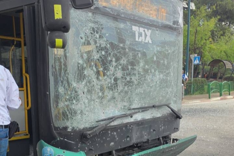 נזק לאוטובוס בקריית שמונה מפגיעת טיל מלבנון (צילום: רשתות חברתיות, סעיף 27א' לחוק זכויות יוצרים)