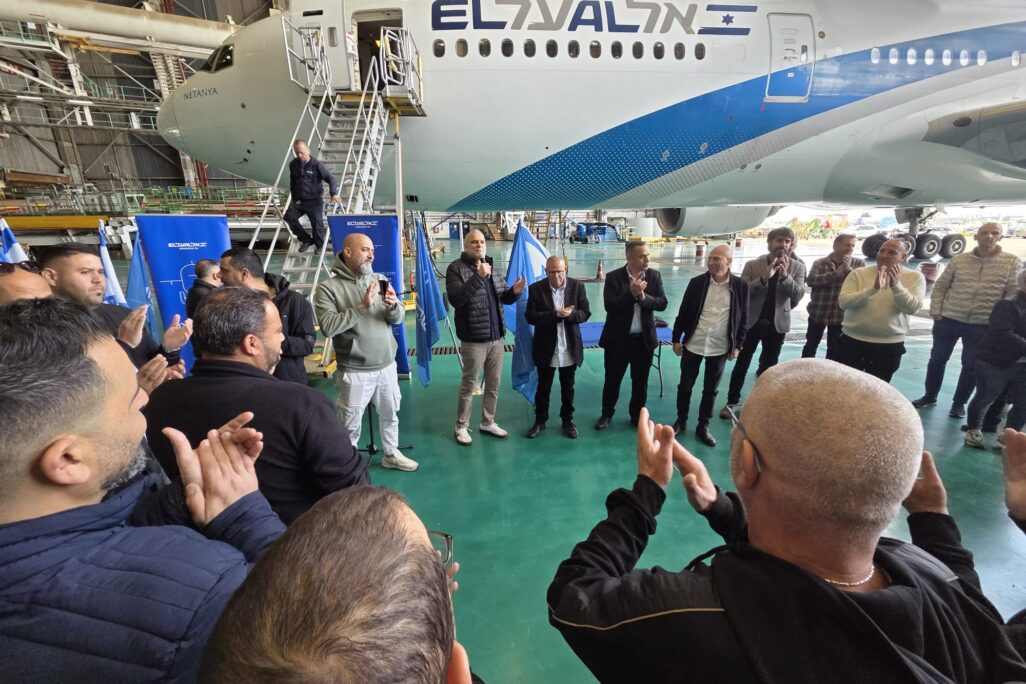 נציגי ההסתדרות ועובדי אל על בנתב"ג (צילום: דוברות ההסתדרות)