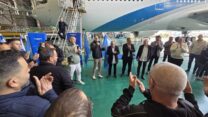 נציגי ההסתדרות ועובדי אל על בנתב"ג (צילום: דוברות ההסתדרות)