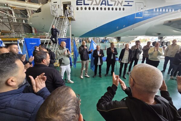 נציגי ההסתדרות ועובדי אל על בנתב"ג (צילום: דוברות ההסתדרות)