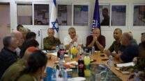 מפקד פיקוד העורף האלוף שי קלפר עם ראשי הרשויות בצפון (צילום: דובר צה"ל)