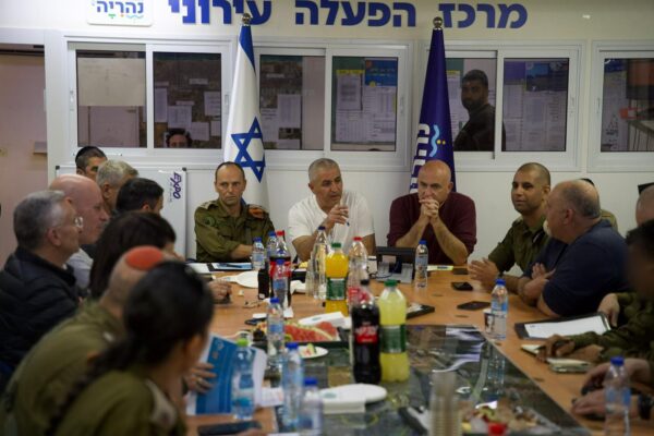 מפקד פיקוד העורף האלוף שי קלפר עם ראשי הרשויות בצפון (צילום: דובר צה"ל)