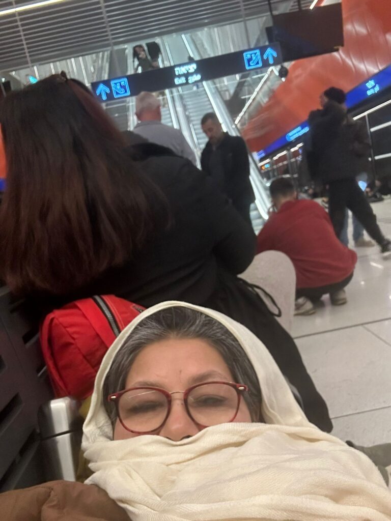 בתחנת הרכבת הקלה. "זאת לא המדינה שלי אבל אני רוצה שהמלחמה תיגמר, ושאנשים לא ייפגעו יותר" (צילום: אלבום פרטי)