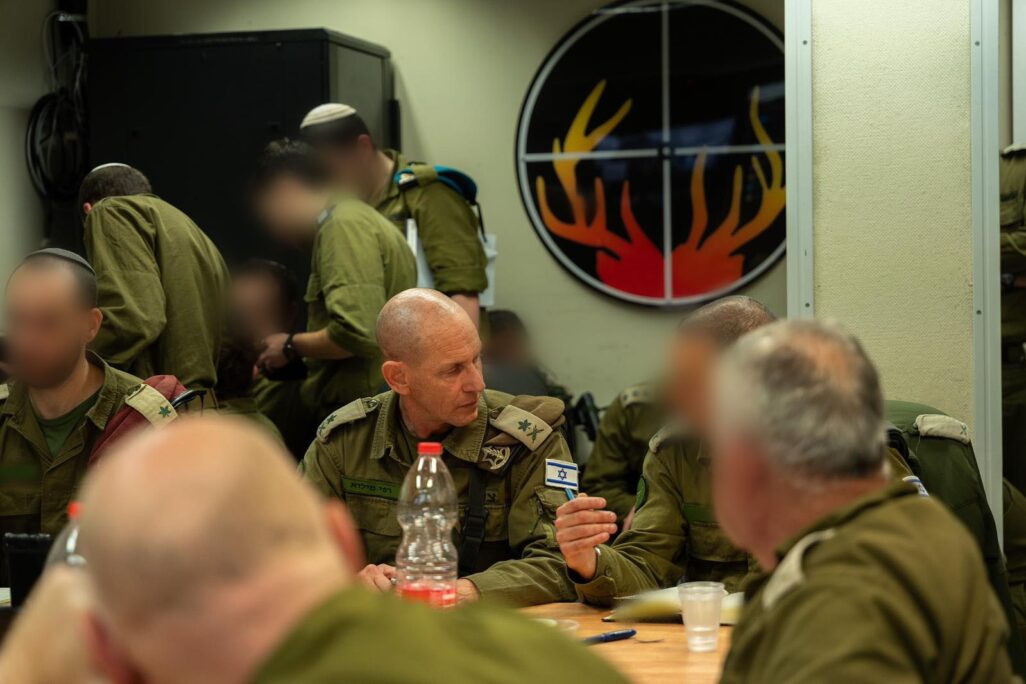 מפקד פיקוד הצפון, אלוף רפי מילוא, במהלך התקיפות בלבנון (צילום: דובר צה"ל) מפקד פיקוד הצפון, אלוף רפי מילוא, במהלך התקיפות בלבנון (צילום: דובר צה"ל)