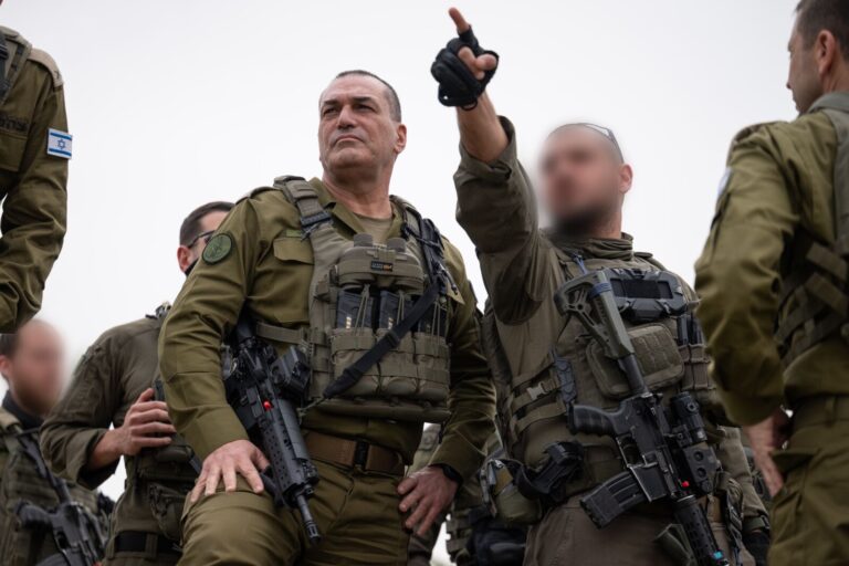הרמטכ"ל עם מפקדי פיקוד המרכז. "מעריך אתכם רבות. הדבר האחרון שהייתי רוצה הוא שיקשו עליכם" (צילום: דובר צה"ל)