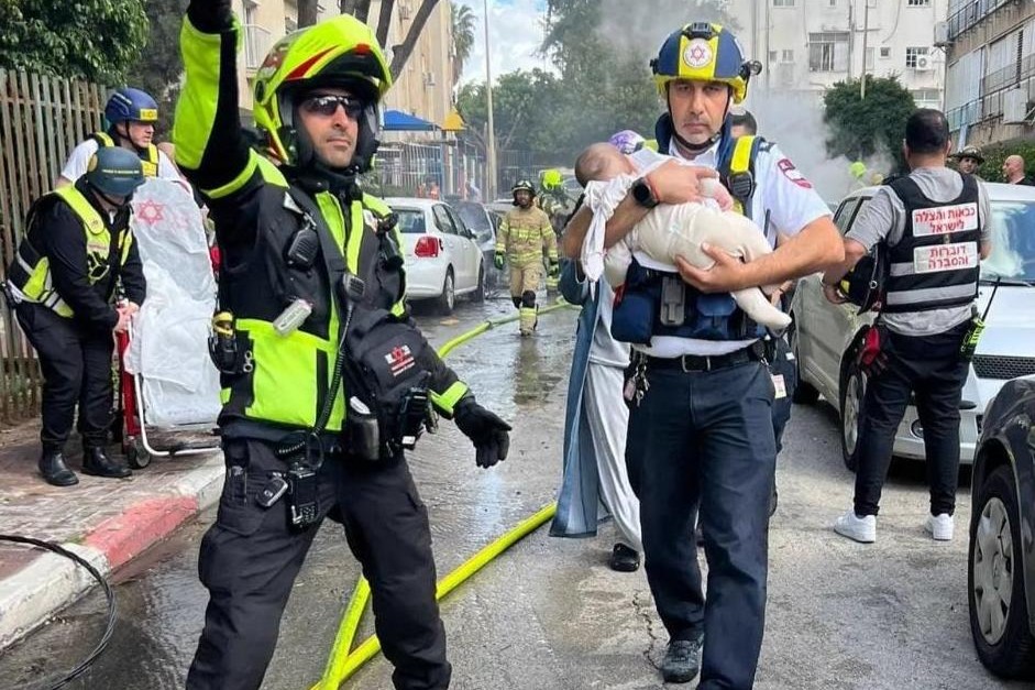הפרמדיק פאדי חמדאן בזירת נפילה בפתח תקווה (צילום: יחידת אלג"ר)