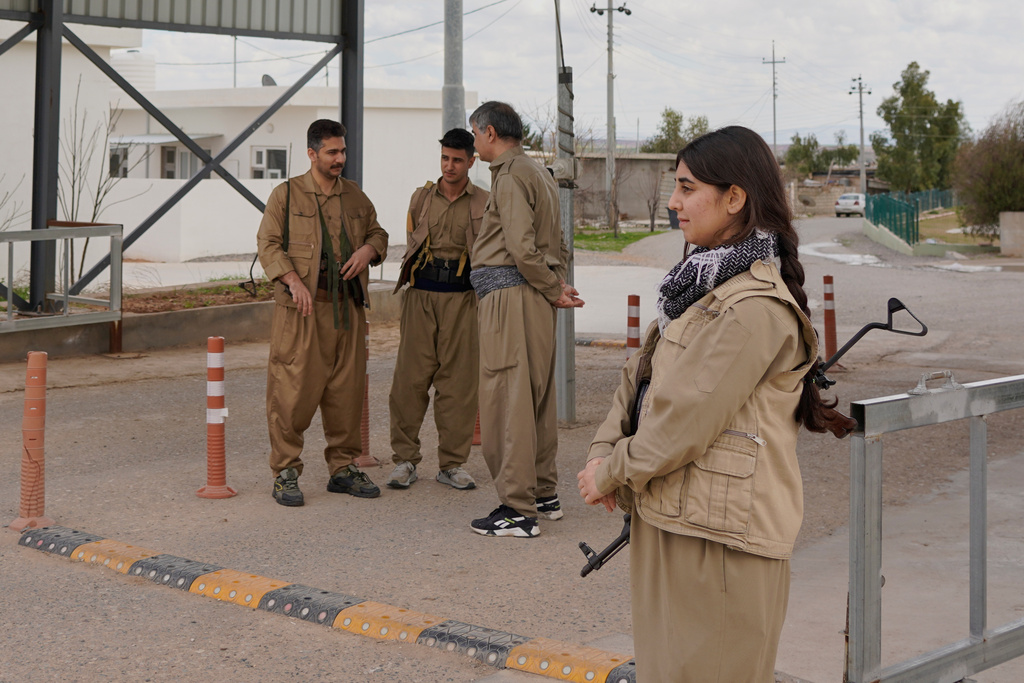 חברים במפלגה הדמוקרטית של כורדיסטן (KDPI) במחסום שמוביל לבסיס שלהם בארביל, עיראק (צילום: AP Photo/Rashid Yahya)