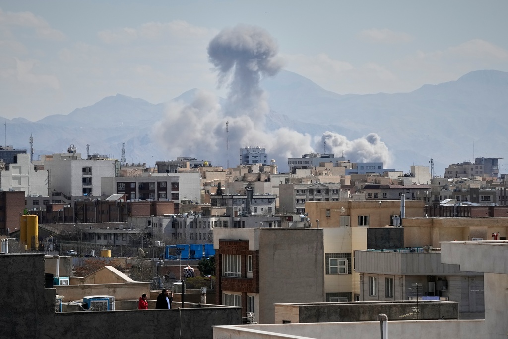 עשן מיתמר לאחר תקיפה בטהרן (צילום: (AP Photo/Vahid Salemi) עשן מיתמר לאחר תקיפה בטהרן (צילום: (AP Photo/Vahid Salemi)