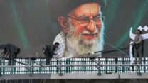 עובדים מתקינים שלט פרידה משליט איראן האייתולה חמינאי בלב טהרן, בירת איראן (צילום: והאיד סלאמי, AP)