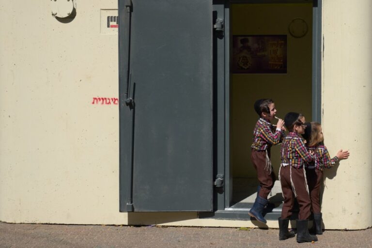 ילדים מחופשים בכניסה למקלט בנתניה (AP Photo/Ariel Schalit)