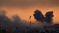 ענן עשן לאחר תקיפת ישראל וארה"ב בטהראן (צילום: AP, ועיד סאלמי)