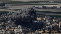 עשן מיתמר בעקבות תקיפת צה"ל בדאחייה (צילום: AP Photo/Bilal Hussein)