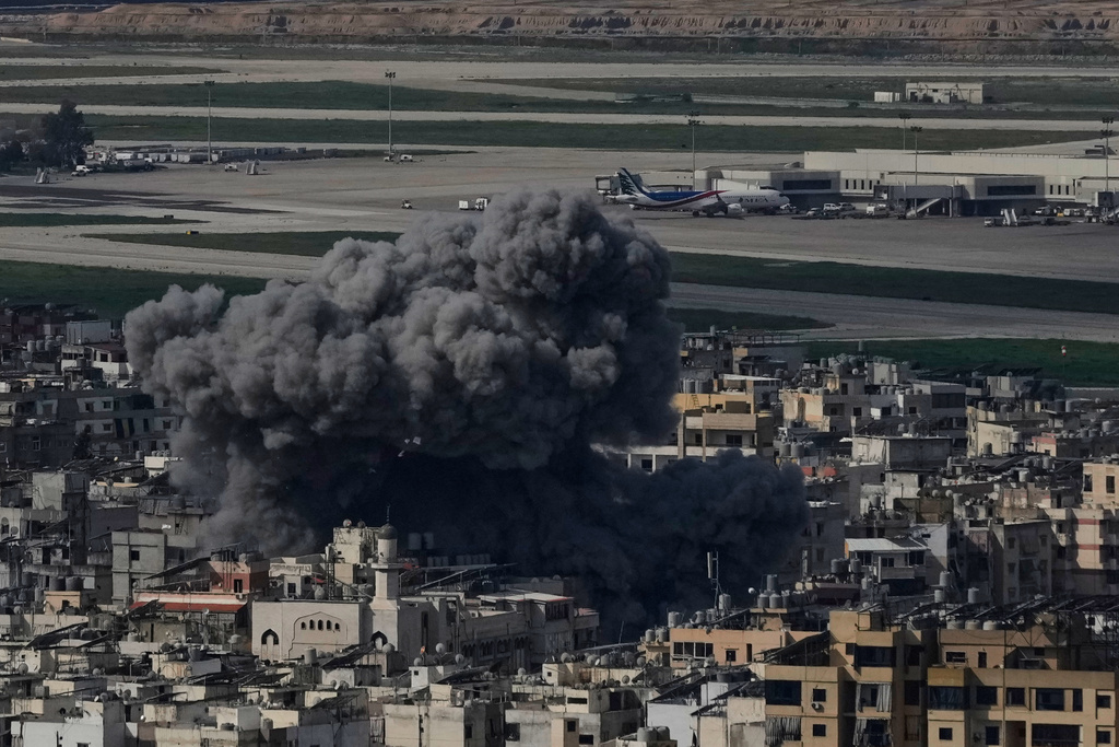 עשן מיתמר בעקבות תקיפת צה"ל בדאחייה (צילום: AP Photo/Bilal Hussein) עשן מיתמר בעקבות תקיפת צה"ל בדאחייה (צילום: AP Photo/Bilal Hussein)