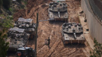 טנקים ישראליים מתמרנים ליד גבול ישראל-לבנון (צילום: AP Photo/Ariel Schalit)