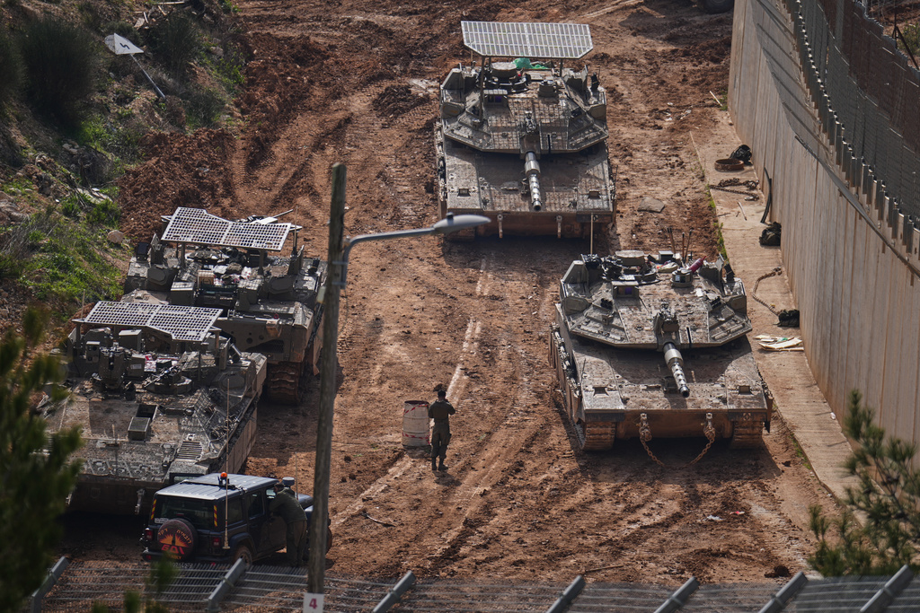 טנקים ישראליים מתמרנים ליד גבול ישראל-לבנון (צילום: AP Photo/Ariel Schalit) טנקים ישראליים מתמרנים ליד גבול ישראל-לבנון (צילום: AP Photo/Ariel Schalit)