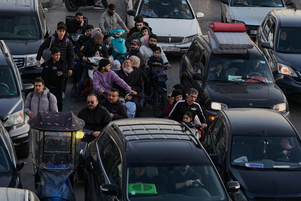 תושבי הדאחייה בביירות נמלטים מבתיהם (צילום: AP Photo/Bilal Hussein) תושבי הדאחייה בביירות נמלטים מבתיהם (צילום: AP Photo/Bilal Hussein)