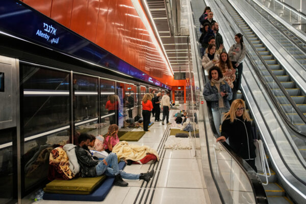 ישראלים במרחב מוגן בתחנת רכבת קלה תת-קרקעית בזמן המלחמה באיראן, מרץ 2026 (צילום: AP Photo/Ohad Zwigenberg)