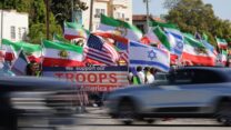 הפגנת תמיכה במלחמה באיראן עם דגלי ארה"ב, ישראל והאופוזיציה האיראנית, בלוס אנג'לס (צילום: AP Photo/Ethan Swope)