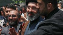 מוג'תבא חמינאי (במרכז) בטהרן (ארכיון: AP Photo/Vahid Salemi)
