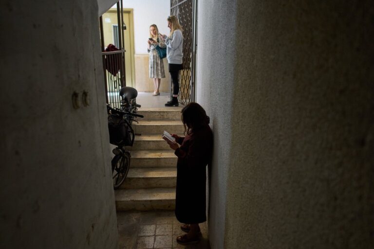 אנשים תופסים מחסה במקלט ברמת גן (צילום: AP)