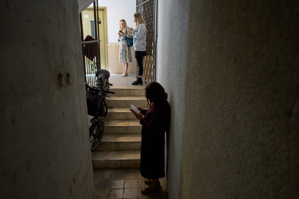 אנשים תופסים מחסה במקלט ברמת גן (צילום: AP)
