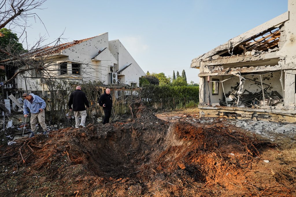 הריסות בית מנפילת טיל איראני במושב חניאל (AP)