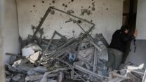 בית במושב חניאל נהרס לאחר פגיעת טיל איראני (צילום: AP)
