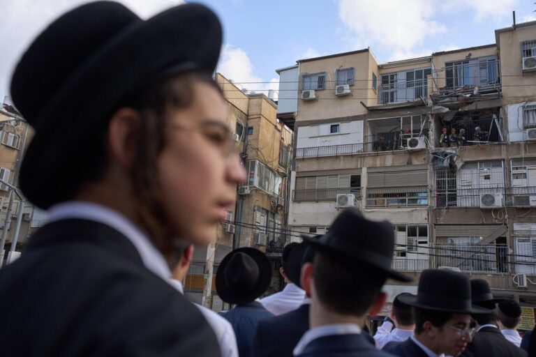 בניין מגורים בבני ברק שנפגע בנפילת טיל איראני (צילום: AP)