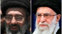 מימין: המנהיג העליון של איראן לשעבר, עלי חמינאי, ובנו מוג'תבא (צילומים: Office of the Iranian Supreme Leader via AP, AP Photo/Vahid Salemi)