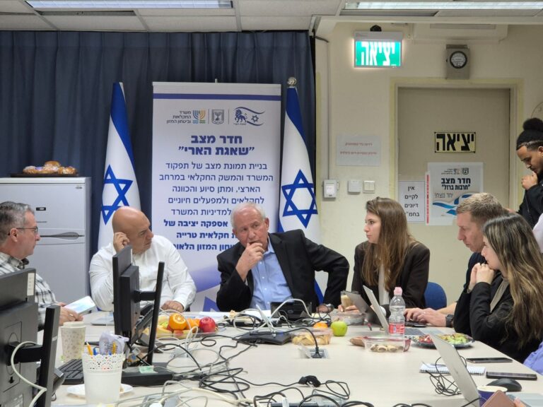 השר אבי דיכטר ומנכ"ל המשרד אורן לביא בהערכת מצב במשרד החקלאות (צילום: משרד החקלאות וביטחון המזון)