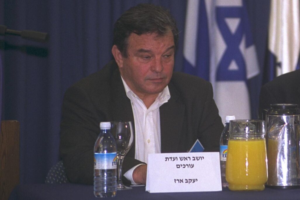 יעקב ארז בישיבת ועדת העורכים, 2001 (צילום ארכיון: משה מילנר / לע"מ) יעקב ארז בישיבת ועדת העורכים, 2001 (צילום ארכיון: משה מילנר / לע"מ)