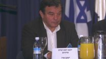 יעקב ארז בישיבת ועדת העורכים, 2001 (צילום ארכיון: משה מילנר / לע"מ)