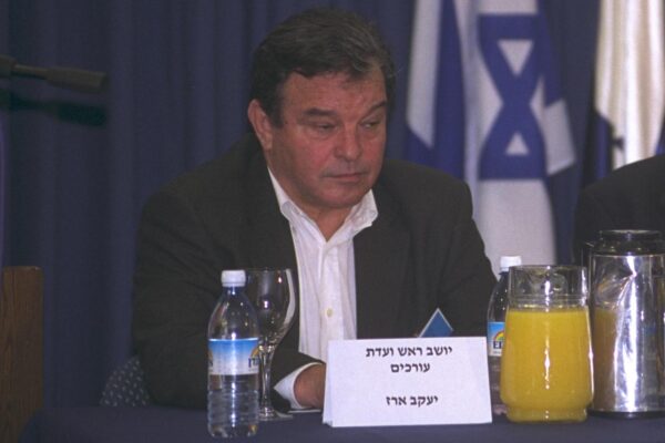 יעקב ארז בישיבת ועדת העורכים, 2001 (צילום ארכיון: משה מילנר / לע"מ)
