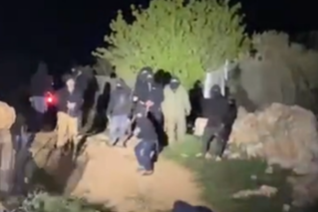 ישראלים רעולי פנים מתעמתים עם פלסטינים ביהודה ושומרון (צילום: השימוש נעשה בהתאם להוראות סעיף 27א' לחוק זכויות יוצרים) ישראלים רעולי פנים מתעמתים עם פלסטינים ביהודה ושומרון (צילום: השימוש נעשה בהתאם להוראות סעיף 27א' לחוק זכויות יוצרים)