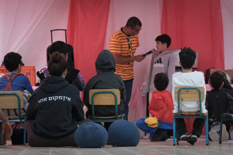 ילדים בפעילות פורים במקלט בכפר גלעדי (צילום: דוד טברסקי)