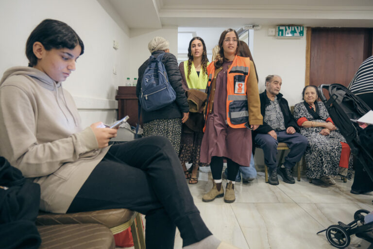 מתנדבות עם תושבי בית שמש בבית המלון (צילום: דוד טברסקי)