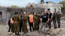 כוחות הצלה בזירת פגיעת טיל איראני בזרזיר (צילום: דוד טברסקי)
