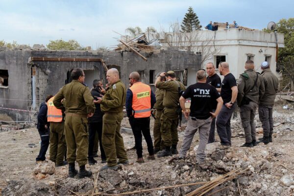 כוחות הצלה בזירת פגיעת טיל איראני בזרזיר (צילום: דוד טברסקי)