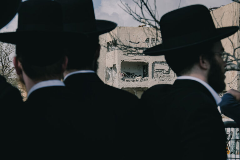 חסידים סמוך לבניינים שנפגעו בערד (צילום: דוד טברסקי)
