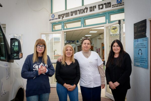 צוות המחסה ללינת קשישים בדימונה. מימין לשמאל: חני סיבוני מנהלת מרכז היום, האחות הראשית וסגנית מנהלת בית האבות פאני שבת, עו"ס אזרחים ותיקים ומוגבלויות בעיריית דימונה רחל בניטה, ומנכ"לית האגודה לינדה גבאי (צילום: יונתן בלום)