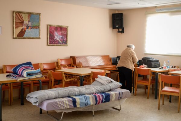 מחסה ללינת קשישים בדימונה (צילום: יונתן בלום)