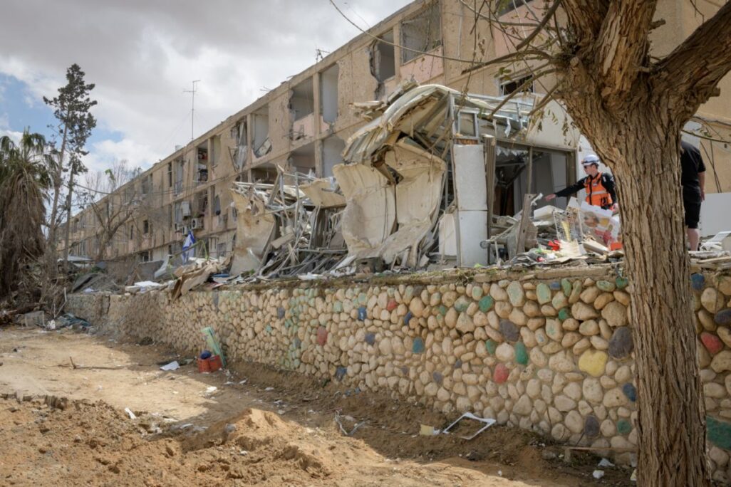 שורת בתים בדימונה שנפגעו מהטיל (צילום: יונתן בלום) בתים בדימונה שנפגעו כתוצאה מירי טילים מאיראן (צילום: יונתן בלום)